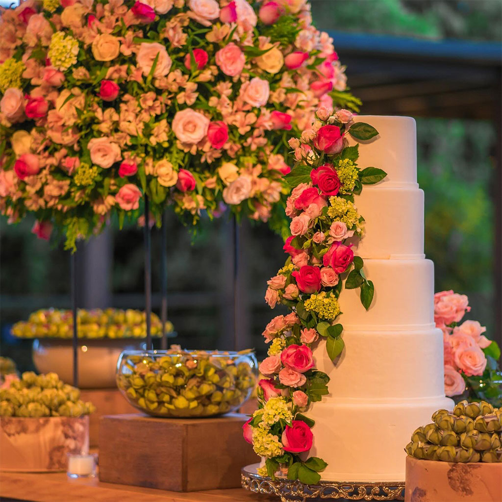 Bolo decorado com flores vibrantes