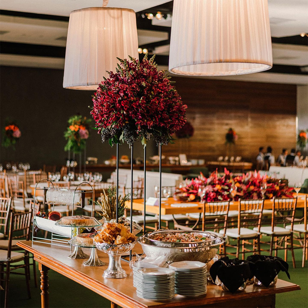 Buffet sofisticado com arranjos rubi