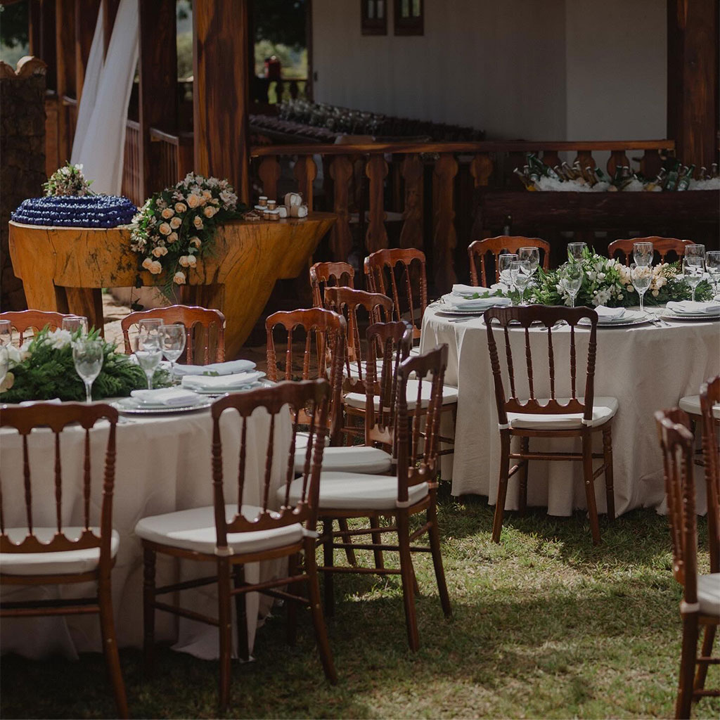 Celebração ao ar livre com mesas postas